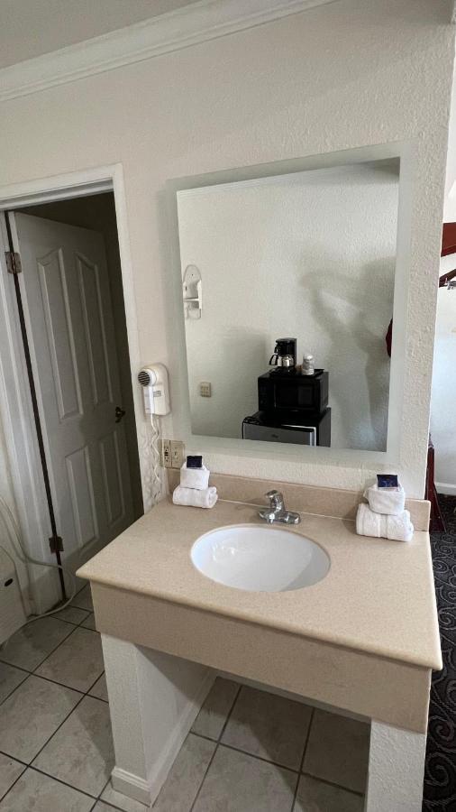 Americas Best Value Inn Hanford Exteriér fotografie